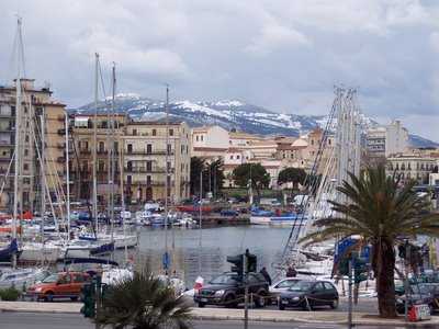Palermo: pagato dipendente per spalare la neve a luglio