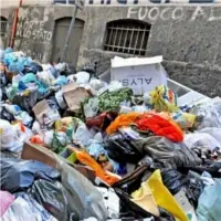 Emergenza rifiuti a Napoli, l'Unione Europea pronta alla messa in mora