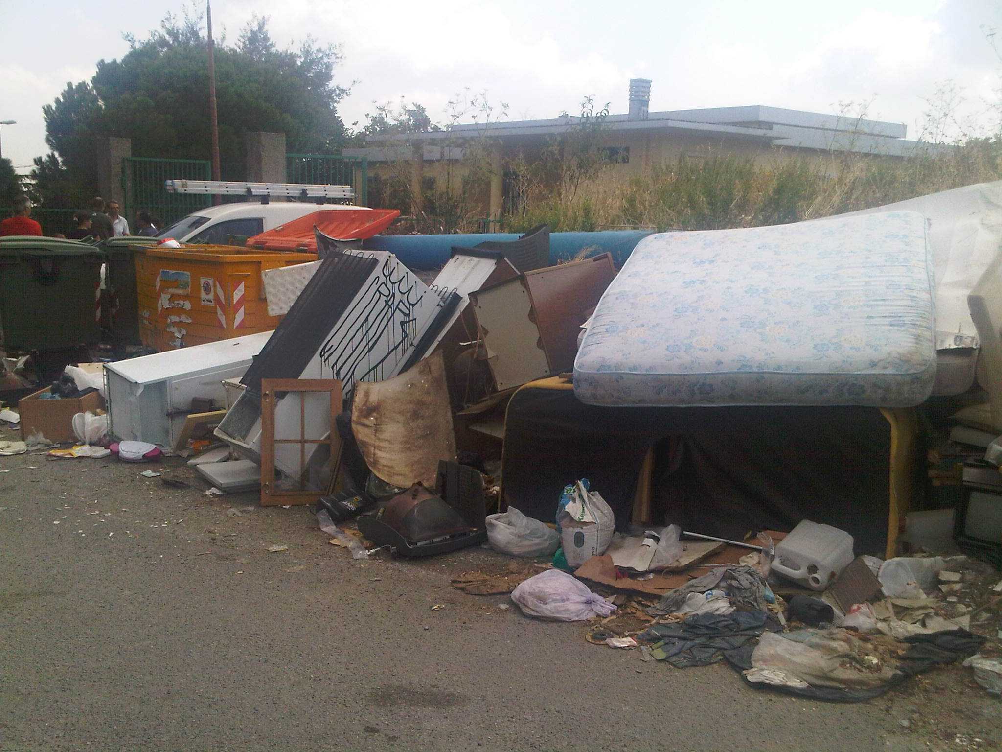 Accumuli di rifiuti ingombranti davanti alla scuola di S.Elia
