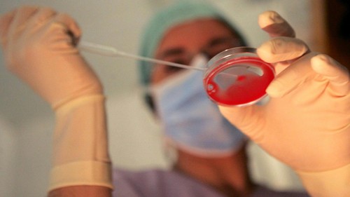 Genitori a 58 anni lei e 72 anni lui grazie alla fecondazione assistita