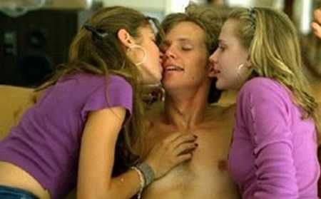 Fa sesso con due sorelle, la Corte lo "applaude"