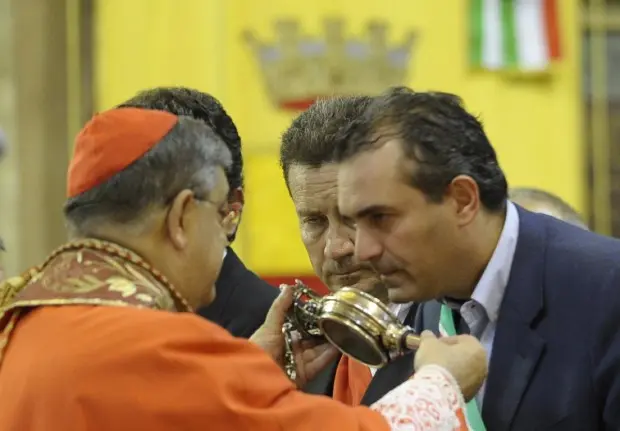 Il miracolo di San Gennaro fa sperare Napoli e il suo sindaco