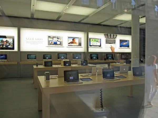 Apre l'Apple Store più grande d'Italia: i fan in delirio