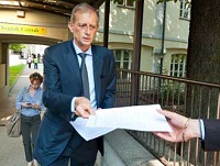 Manovra, i sindaci in piazza fanno volantinaggio contro i tagli