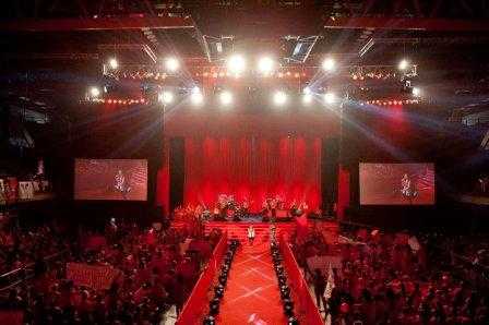 Forlì si colora di rosso per il ritorno di Laura Pausini e il suo Red Carpet Fan Club