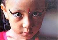 Folla di fedeli per adorare la dea bambina