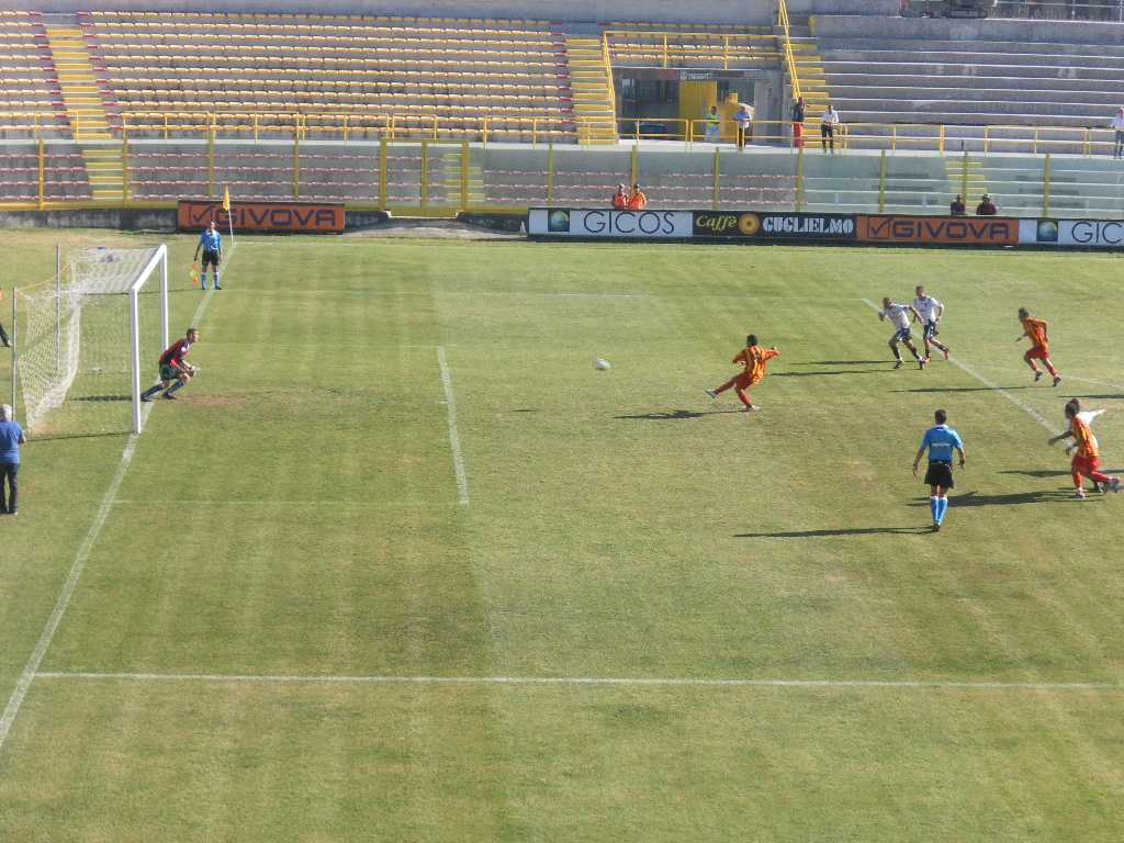 Calcio: esplode il "Ceravolo", Catanzaro-Neapolis F. 3-0 "Fotogallery"