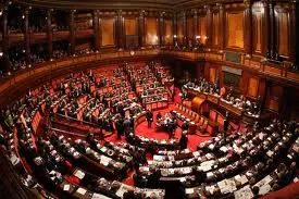 Il Senato approva il maxiemendamento. Il Governo ottiene la 49 ° fiducia.