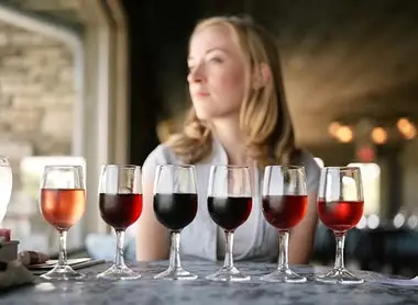 Un bicchiere di alcol al giorno migliora la vecchiaia delle donne