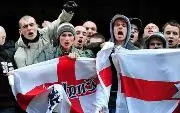 Londra, la polizia vieta manifestazione dell'estrema destra: scoppiano disordini