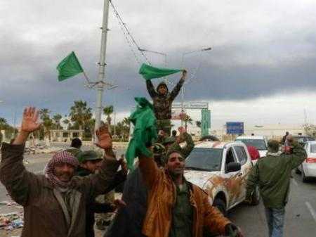 Libia: ribelli in marcia verso la vittoria. Gheddafi in fuga
