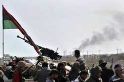Libia: continuano i bombardamenti Nato su Sirte, gli insorti avanzano verso la città