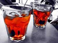 Bere fino a stordirsi o binge drinking favorito dai miscugli con gli energy drink