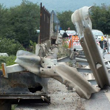Piombino, auto fa volo di  7 metri: morti due giovani