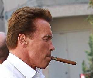 Plurimultato Schwarzenegger: sigari a gogo in aeroporto
