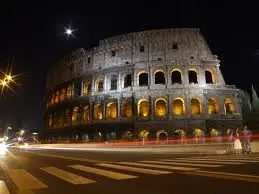 Falso allarme bomba al Colosseo: a Roma scoppia la polemica