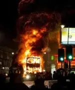Londra: giovane di colore ucciso. Guerriglia urbana nella notte