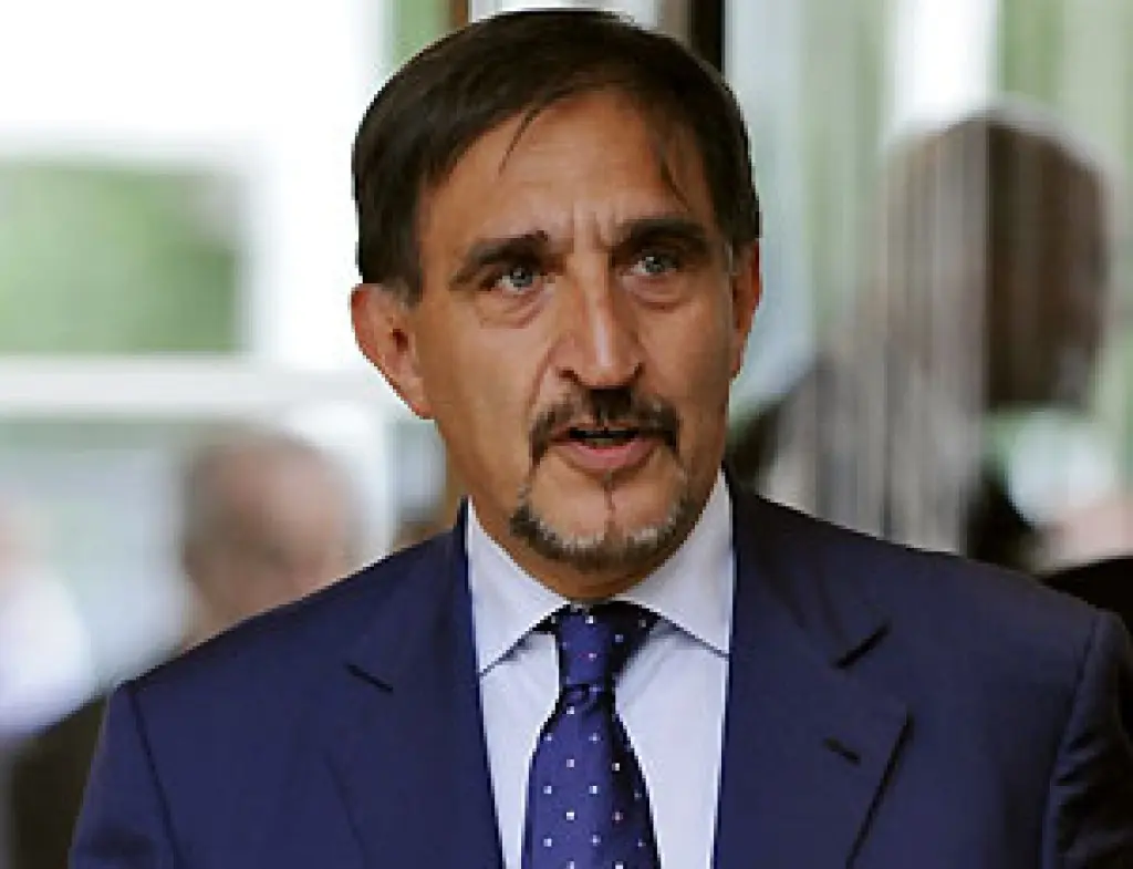 L'Aeronautica militare redarguisce La Russa per il suo abbigliamento troppo casual