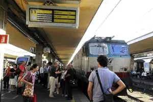 Trenitalia, parlano i torinesi: sporchi e in ritardo, meglio l'auto