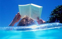 In vacanza, il 55 per cento degli italiani legge un libro
