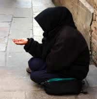 Mendicità molesta: il Consiglio Comunale si spacca sul nuovo regolamento per la polizia municipale