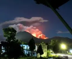 Indonesia eruzione spettacolare per il vulcano Lokon