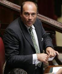 La Giunta vota sì all'arresto di Papa. Il deputato rassegna le dimissioni