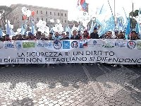 Manovra correttiva finanziaria 2011: i poliziotti scendono in piazza