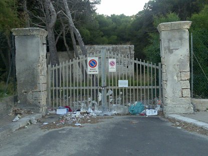 L'ex campeggio di San Cataldo fotografato dai cittadini.