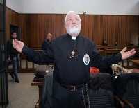 Padre Fedele condannato a 9 anni di carcere ma il frate urla:"Vergognatevi"