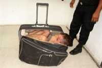 Messico: narcotrafficante tenta di evadere nascosto in una valigia