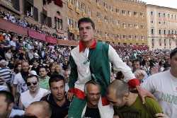 Palio di Siena 2011: vince la contrada dell'Oca ma infuriano le polemiche