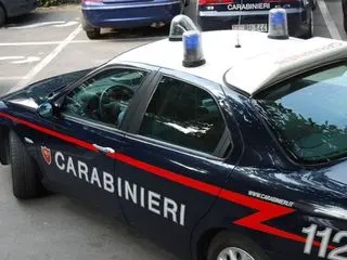 Va al bar e chiude figlio disabile in garage col cane
