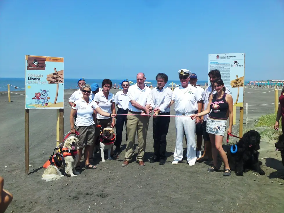 Inaugurata a Tarquinia la prima spiaggia per cani.