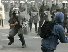 Atene: ancora scontri a poche ore dal voto per il piano di austerity