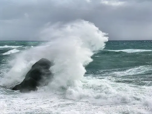 Tragedia in spiaggia: padre tenta di salvare il figlio e muore annegato