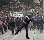 Atene: ancora scontri. Sciopero di 48 ore paralizza il Paese