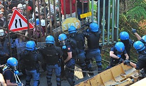 No Tav,blitz delle forze dell'ordine in Val di Susa.Feriti manifestanti e poliziotti