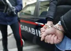 Tenta di rapinare supermercato, arrestato nel Crotonese