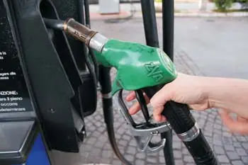 Stangata in arrivo per gli automobilisti: aumento addizionale polizza auto e accisa sulla benzina