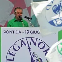 Bossi da Pontida detta legge: Fisco, riduzione costi politica e missioni all'estero