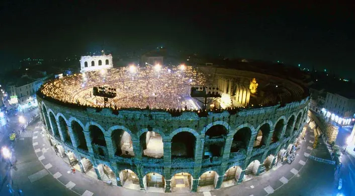 Arena di Verona occupata dagli Immigrati