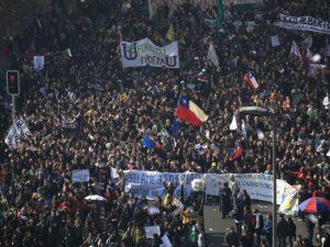 Protesta degli studenti in Cile: 70.000 in piazza per manifestare