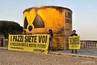 Greenpeace, striscione dal Colosseo: "Italia ferma il nucleare. Vota sì"