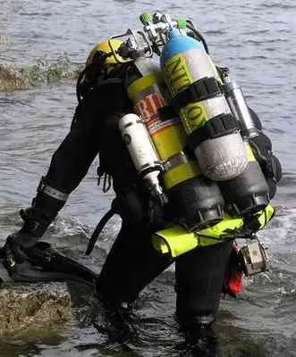Mistero sul ritrovamento auto ripescata in laghetto artificiale a Lamezia Terme