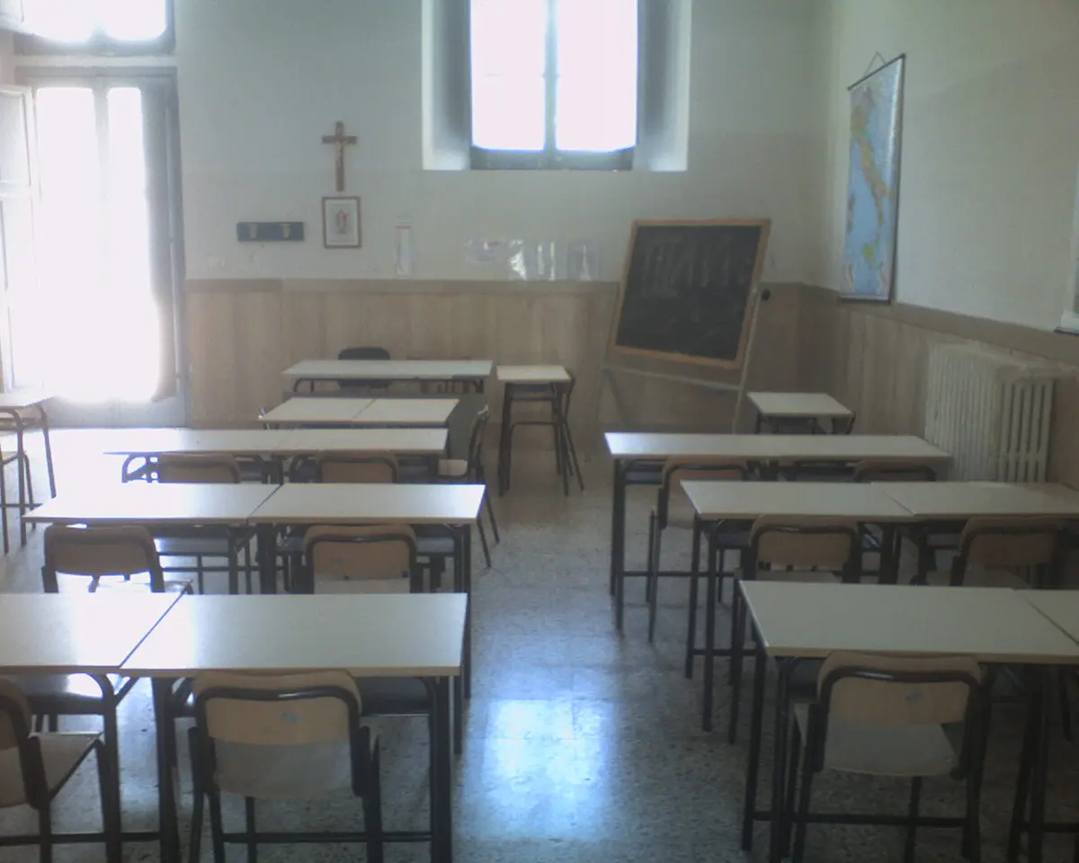 Una maestra rimprovera un alunno e viene denunciata