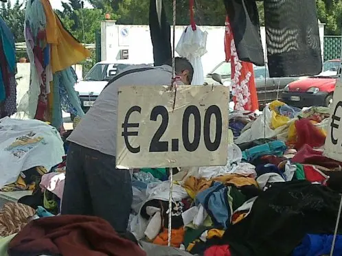 La nuova povertà. Si moltiplicano e crescono i mercati degli indumenti usati