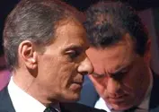 Napoli, in fiamme la sede di Lettieri . "Colpa di De Magistris", "Calunnie"