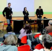 Polizia e studenti "Le precauzioni sono la tua sicurezza: 10 regole d'oro"