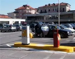 Lodi, altro bimbo abbandonato in macchina sotto il sole cocente